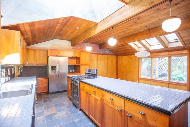 Building Photo - Mid Century 3 Bedroom Home Available Now i...