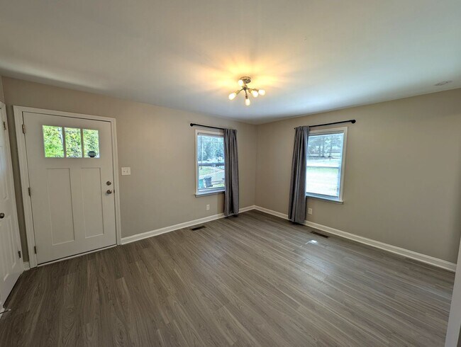 Building Photo - Minutes from Uptown!  100% Renovated!