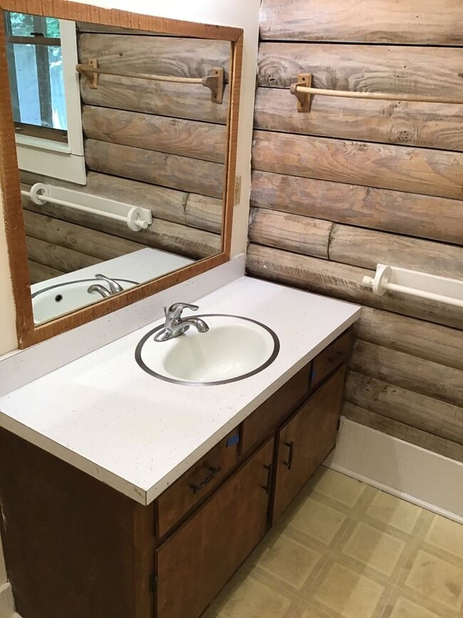 Building Photo - Log Home in Alpine Acres