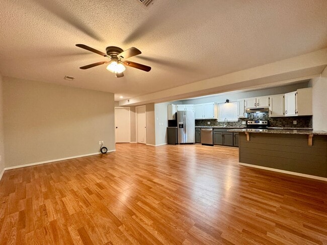 Building Photo - 4 Bedroom/ 2.5 Bathroom Home in Tanglewood...