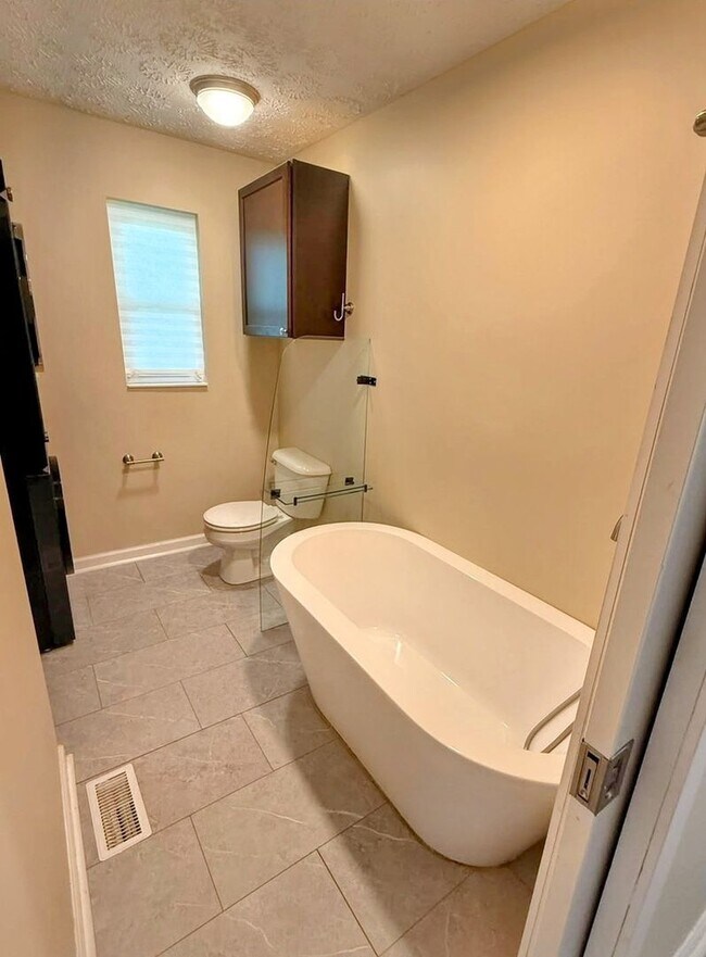 Building Photo - Spacious 6BR House in New Lebanon
