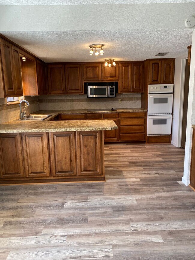 Building Photo - Eastside Beauty with an updated kitchen and sunroom