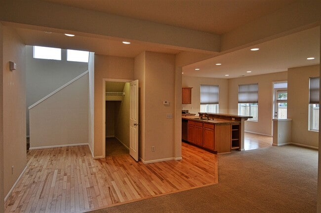 Building Photo - Nice 3 Bedroom plus den - Corner lot in Saddle Creek!