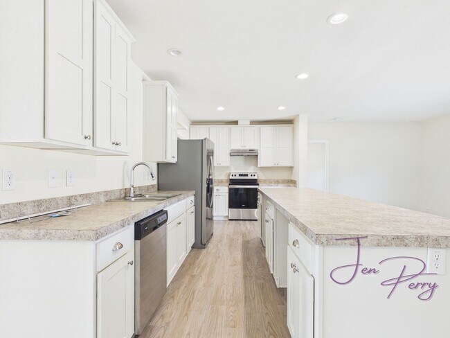 Building Photo - Large Spacious 5 Bedroom House with Fenced Yard