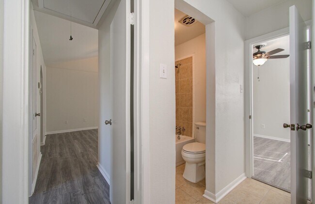 Building Photo - 15611 La Casa Ln