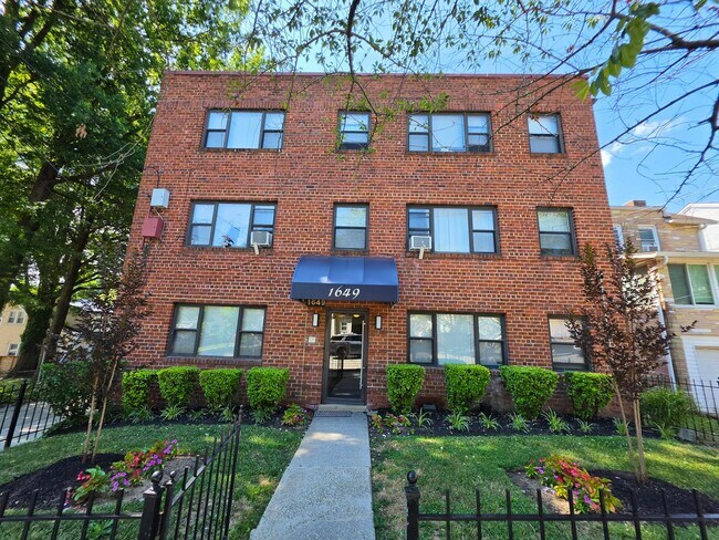 Interior Photo - 1649 FRANKLIN ST NE