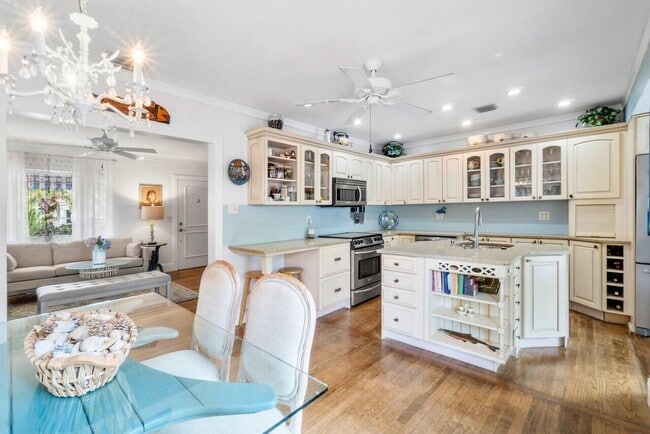 Building Photo - 902 E Boca Raton Rd