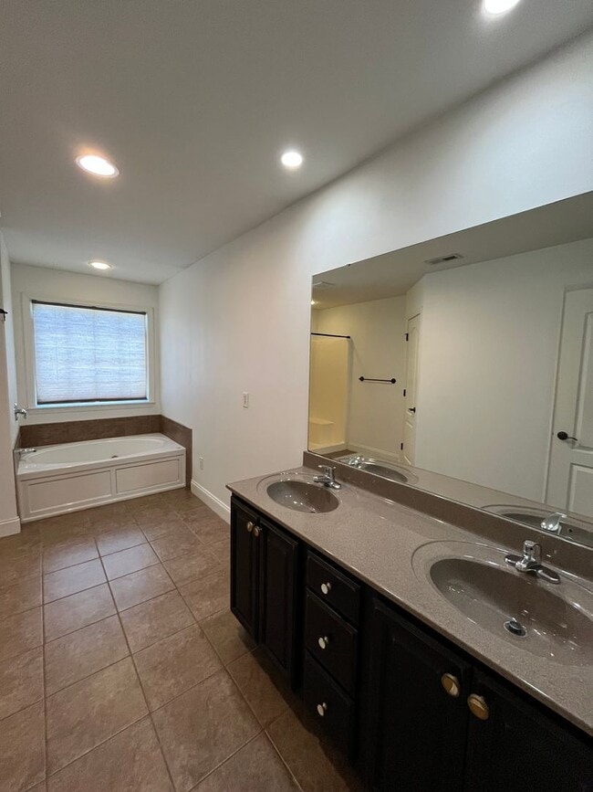 Building Photo - Stunning 3 Bed 3 Bath Home