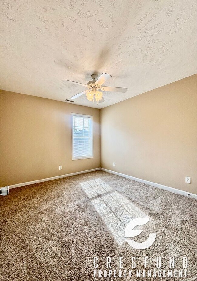 Building Photo - Spacious 3 Bed 2.5 Bath Townhouse - AVAILABLE FOR MOVE IN NOW!