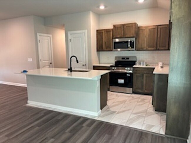 Building Photo - Beautiful New Home! 1st Month Free!