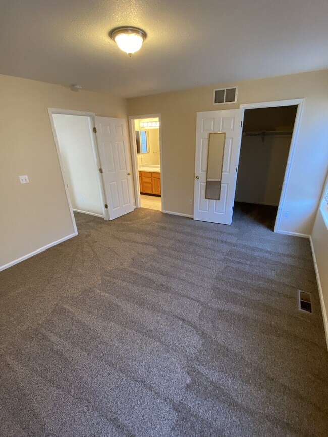 Building Photo - DON'T MISS!! 3BD/2BA Single Family Home in Parker, Water & Mowing Included!!!!