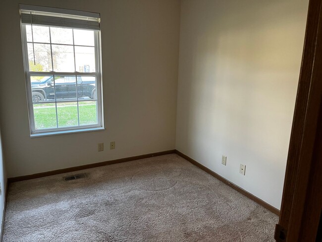 Building Photo - Beautiful Newburgh Home!