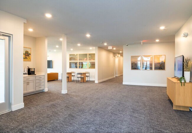 Building Photo - Vervain-1 Bedroom + Den B