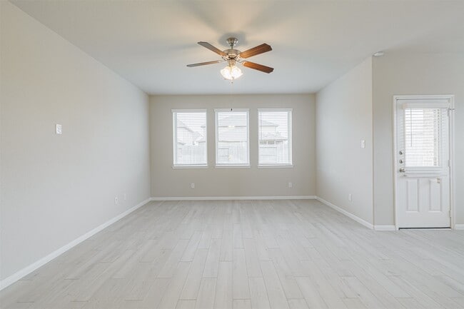 Building Photo - 3002 Roberta Sue Dr