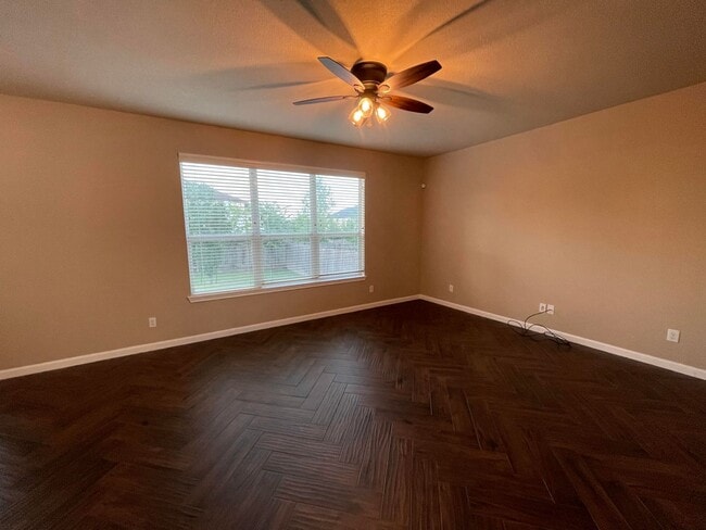 Building Photo - BEAUTIFUL 3 BEDROOM 2.5 BATH FEATURING A LUXURY KITCHEN WITH WHITE GRANITE COUNTERS, GRAY CABINET...