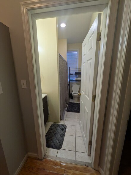 Building Photo - 3002 Kenyon Ave