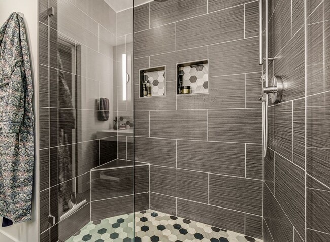 Building Photo - 2+ Bed 2.5 Bath East Madison Townhouse