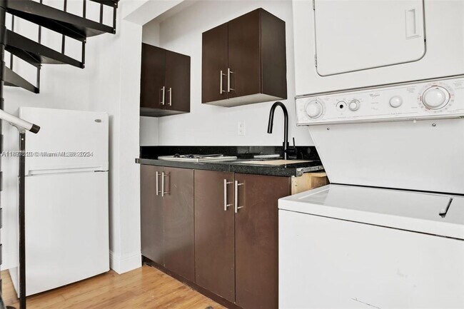 Building Photo - 7315 Carlyle Ave