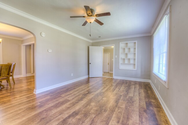 Building Photo - Charming 3-Bedroom Home with Hardwood Floo...