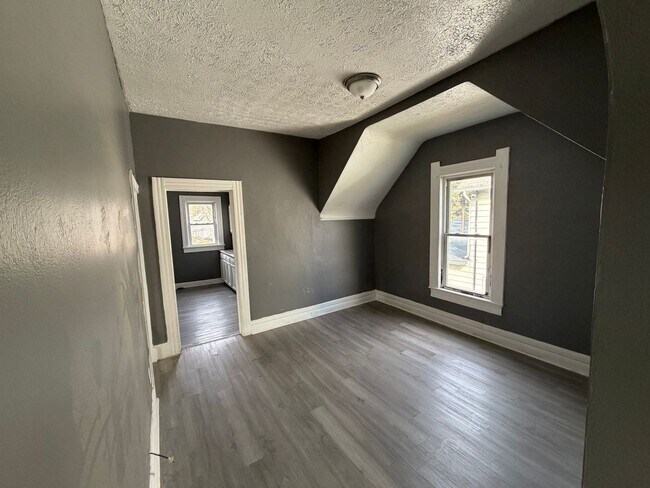 Building Photo - 316 W 10th St