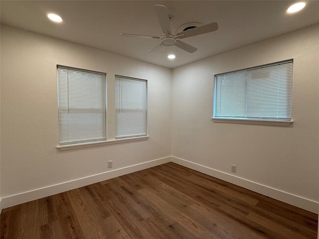 Building Photo - 6712 Bryn Mawr Dr