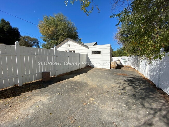 Building Photo - AVAILABLE February - Secluded 1 Bedroom 1 bath Home in Atascadero