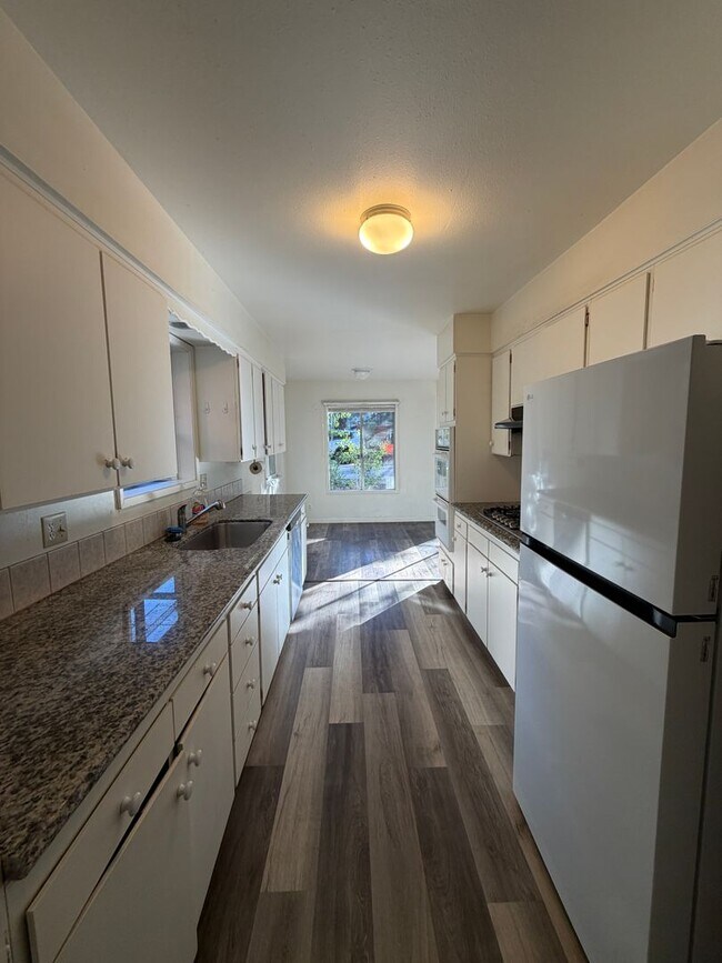Building Photo - 916 Sunset Dr