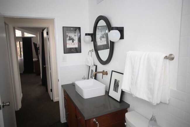 Building Photo - 521 Rialto Ave