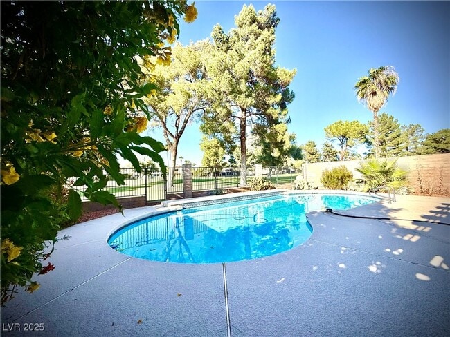 Building Photo - 920 Pinehurst Dr