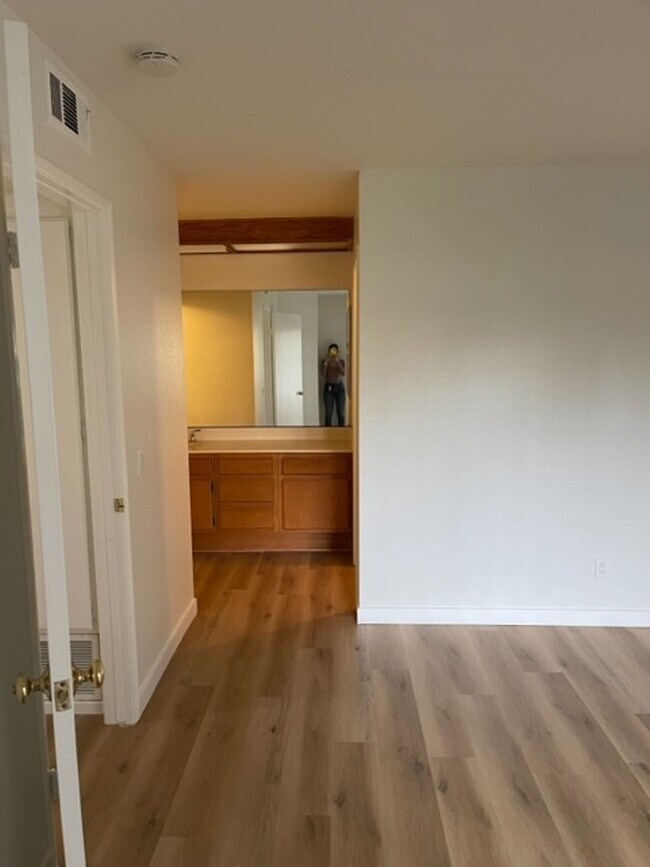 Building Photo - Large 2 Bedroom, 2 Bath Condo with 2 Parki...