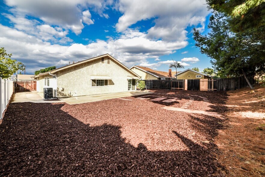 Building Photo - 1728 W Phillips Dr