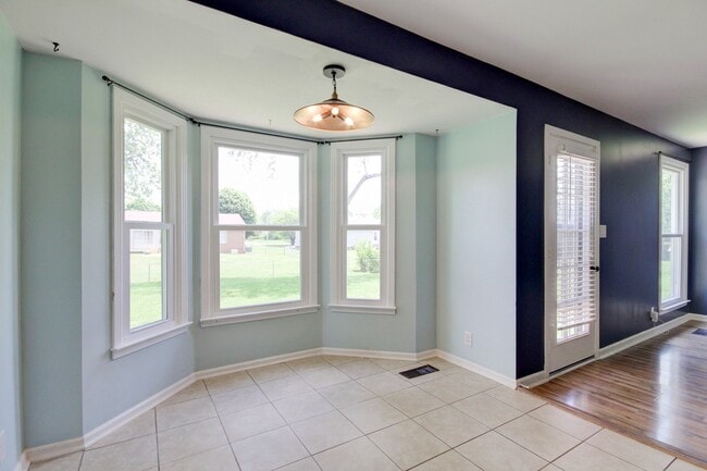 Building Photo - Charming Ranch Style Home with Hardwood Flooring Within Minutes to Fort Campell