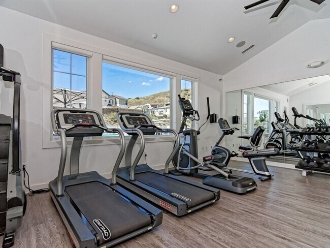 Building Photo - Gorgeous 4B/3BA house w/ large backyard & ...