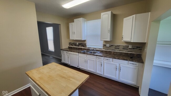 Building Photo - 1314 E 10th St