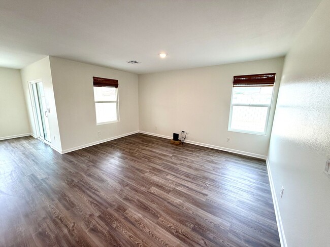 Building Photo - Beautiful 2024 Built 3 Bedroom Home on Cor...