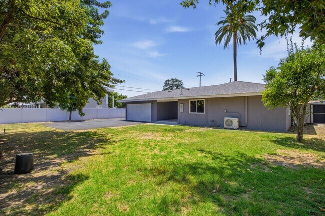 Building Photo - Stylishly Updated Pasadena Home with Spacious Yards Perfect for Entertaining
