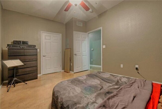 Building Photo - Great 1 bedroom on the corner of the 3rd f...