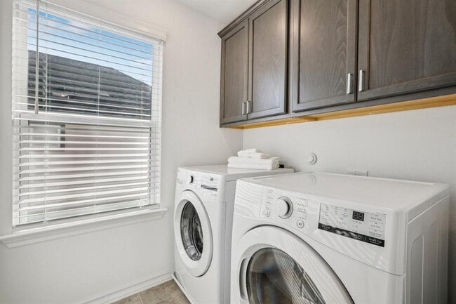 Building Photo - 2903 Bronx Dr