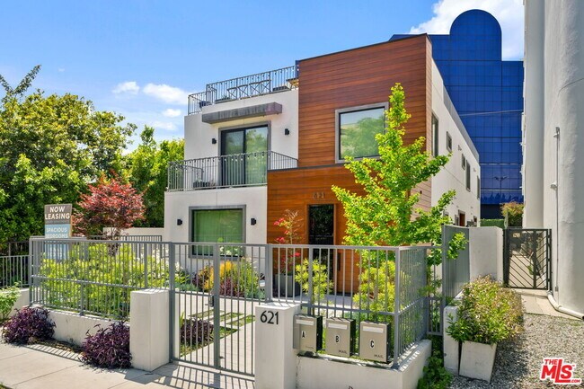 Building Photo - 621 Huntley Dr