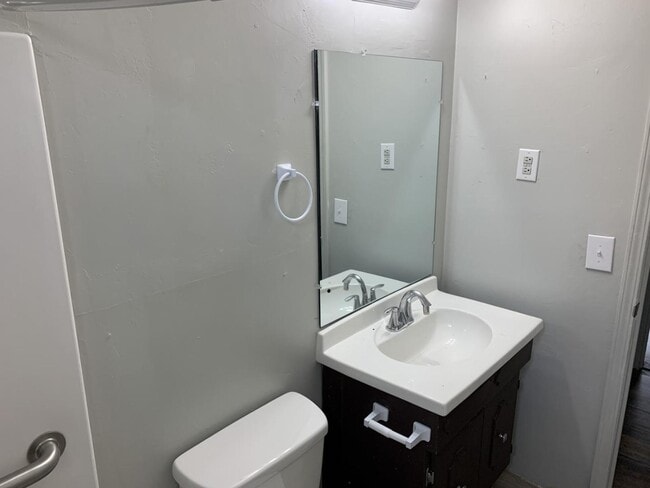 Building Photo - 204 E Fairchild Dr