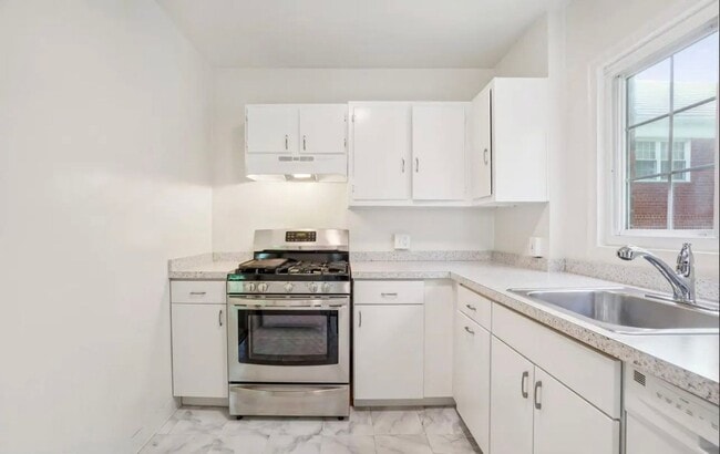 Building Photo - Charming Tree-Top Condo in Historic Parkfa...