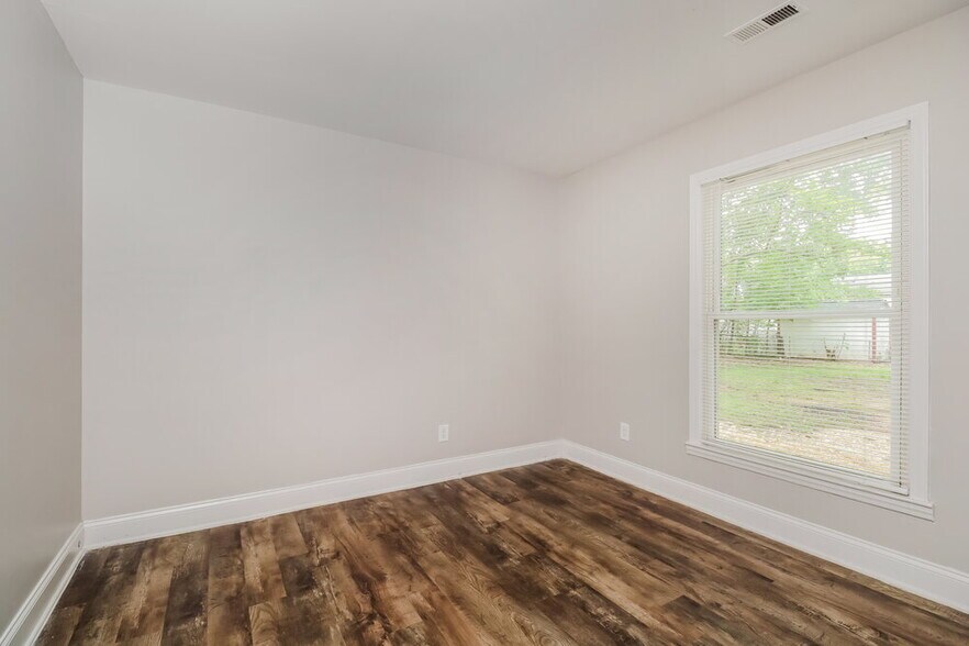 Building Photo - 323 Huntsmoor Dr