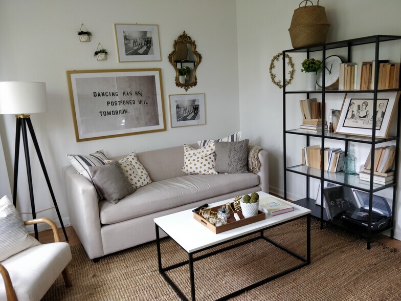 Living room - 902 W Grace St