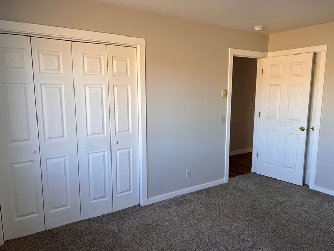 Building Photo - Mock