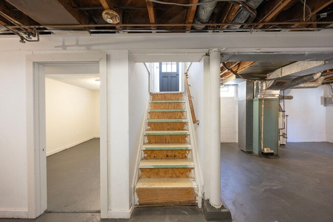 Building Photo - BRIDGETOWN - Adorable spacious 2 bed 1 bath brick ranch.