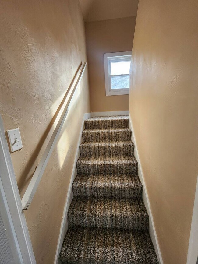 Building Photo - Charming 4-Bedroom Property in Prime Location