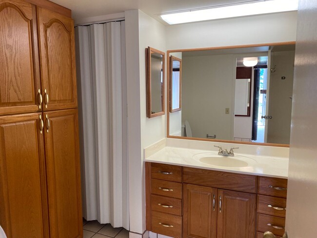 Building Photo - Makaha Valley Towers - One Bedroom