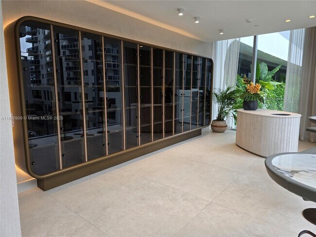 Building Photo - 700 NE 24th St