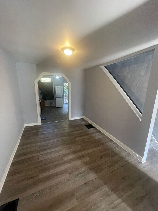 Building Photo - Recently Renovated Three Bed One Bath Ready For A New Tenant!