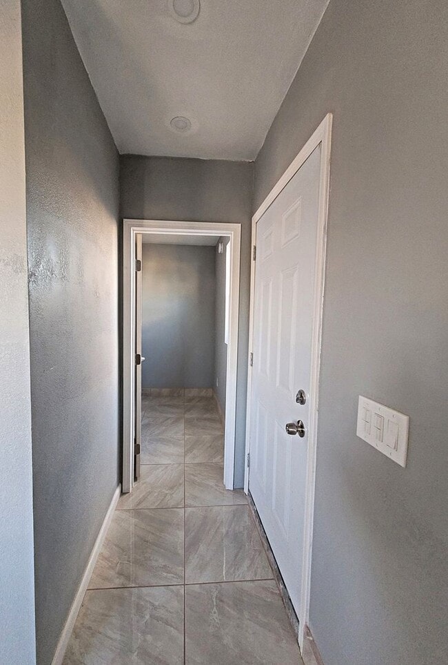 Building Photo - Spacious & Modern Studio for Rent in Calex...
